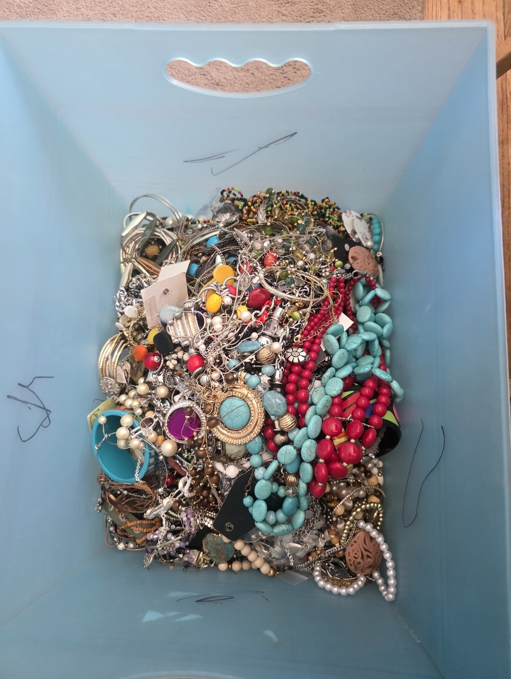 Huge Lot Of 30lbs Of Assorted Costume Jewelry - Picture 11 of 11